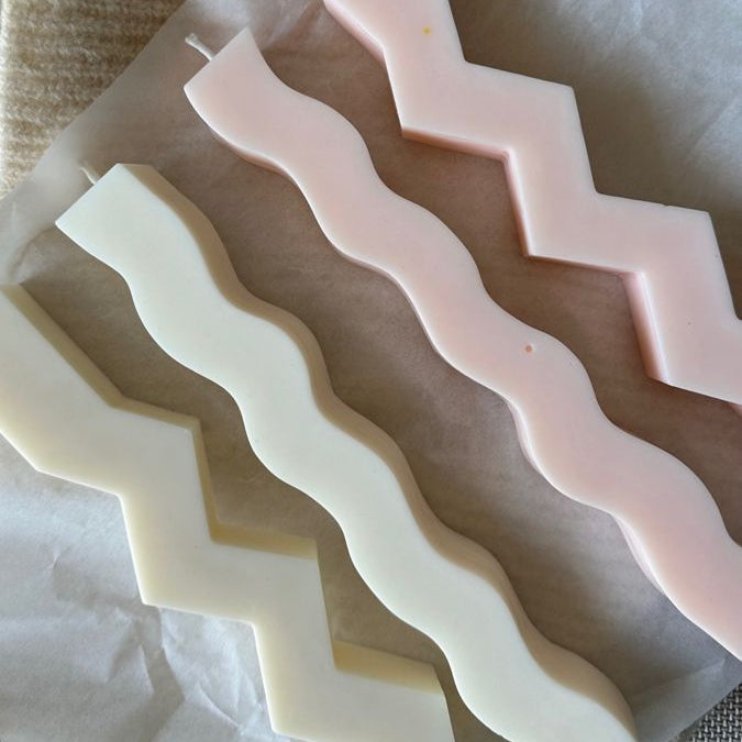 Wavy monochrome Candle (Lampades)