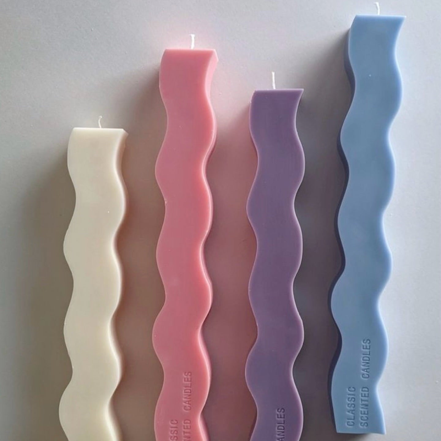 Wavy monochrome Candle (Lampades)